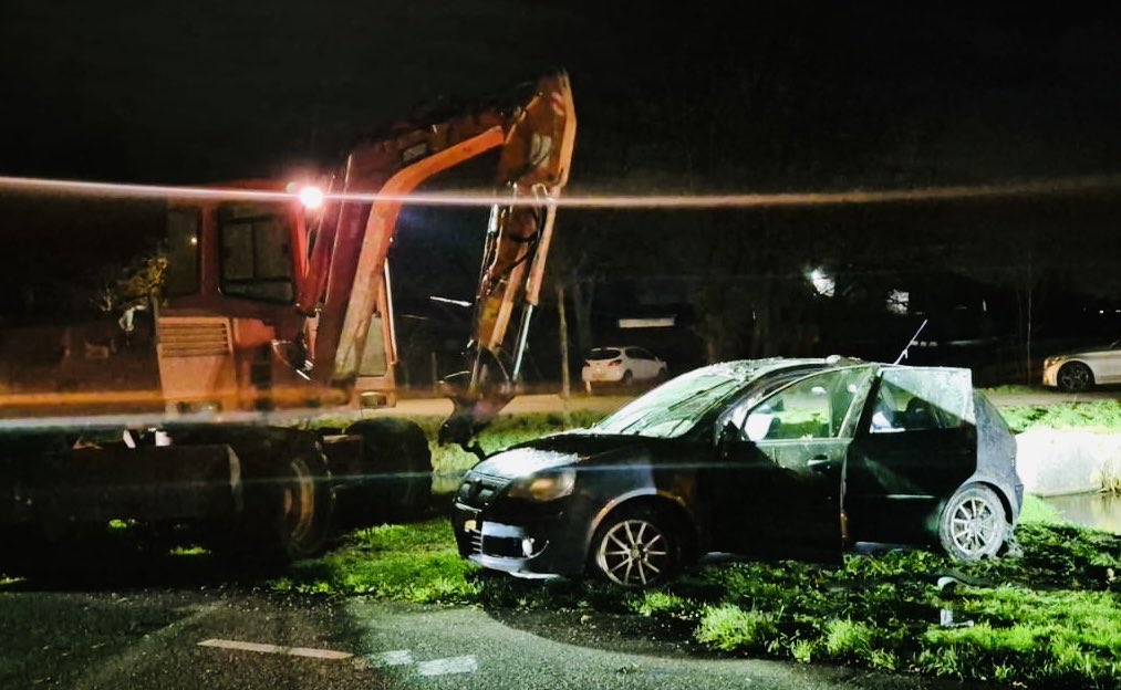 Eenzijdig ongeval in Nieuwland: auto te water