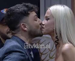 Ta qi saren en bir te hundës o peder I karit mos mbo mu ksi krahasimesh mbretëresha Iliri ni kuder qe u kon e lidhme me dy djem njëkohësisht se ropt si panzer ti qi tu I shkel en kar #bbvipks4 #Iqifsharoptsarakarsave