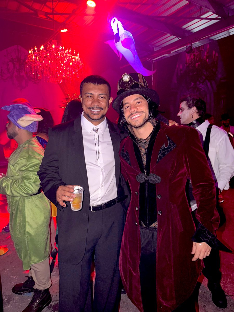 Búfalo depois de ir à igreja na polícia e na macumba