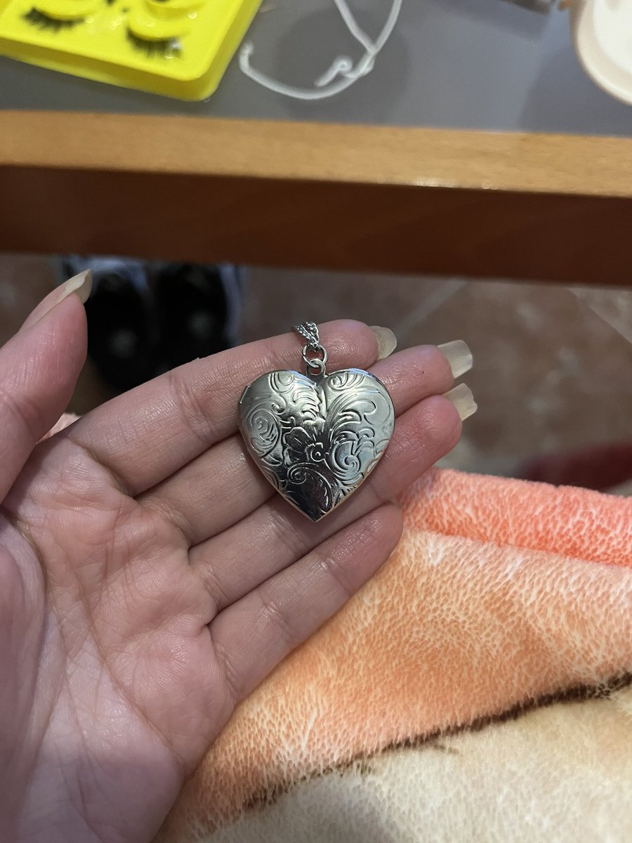 ndiaghost's tweet image. He metido a mi novio y a mi amiga en un collar para llevarlos siempre conmigo