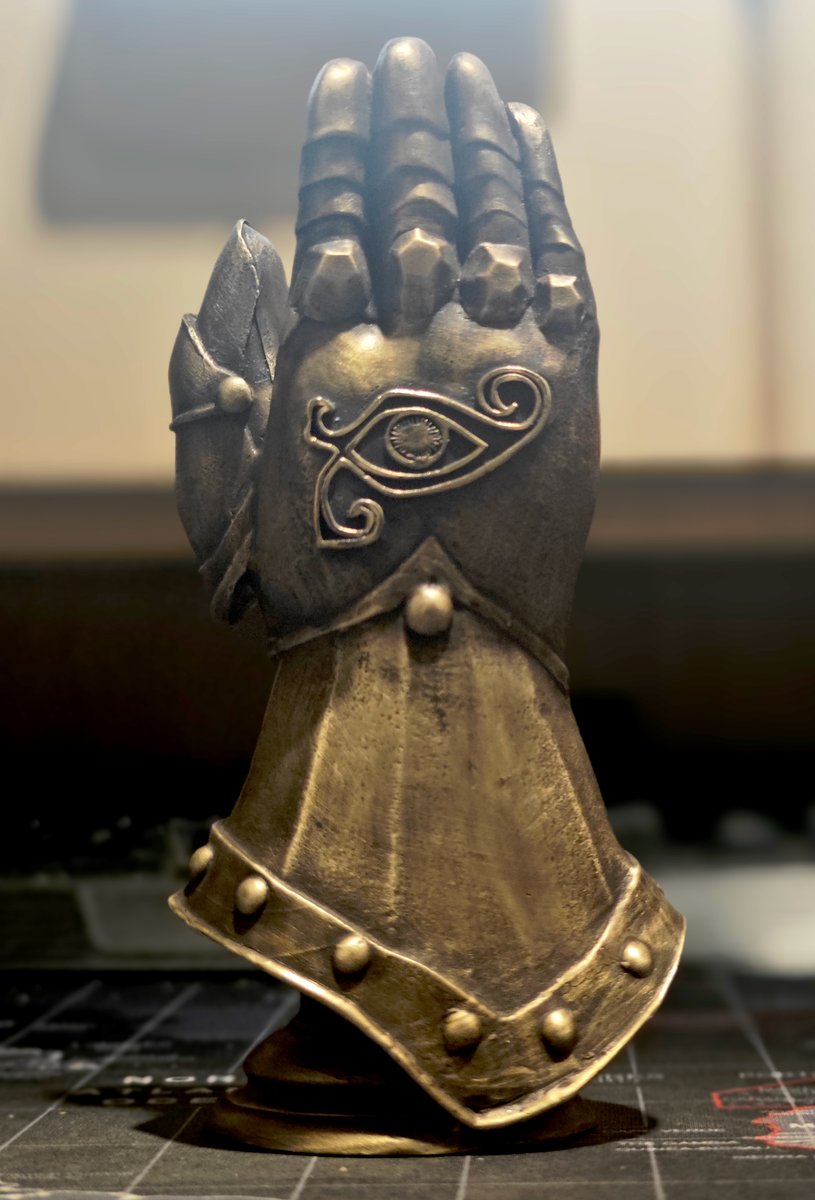 elaith's tweet image. Дай бог каждому жену (или мужа!), которые шарят за [твой] лор. @AmtazyLand ❤️

А на фото — это вот понятно чей holy symbol. Кастомный дизайн (90+ промежуточных версий скульптинга, сотни часов в Блендере). Латунь. Весит без трети килограмм.

@mahosenshi, ты оценишь ))