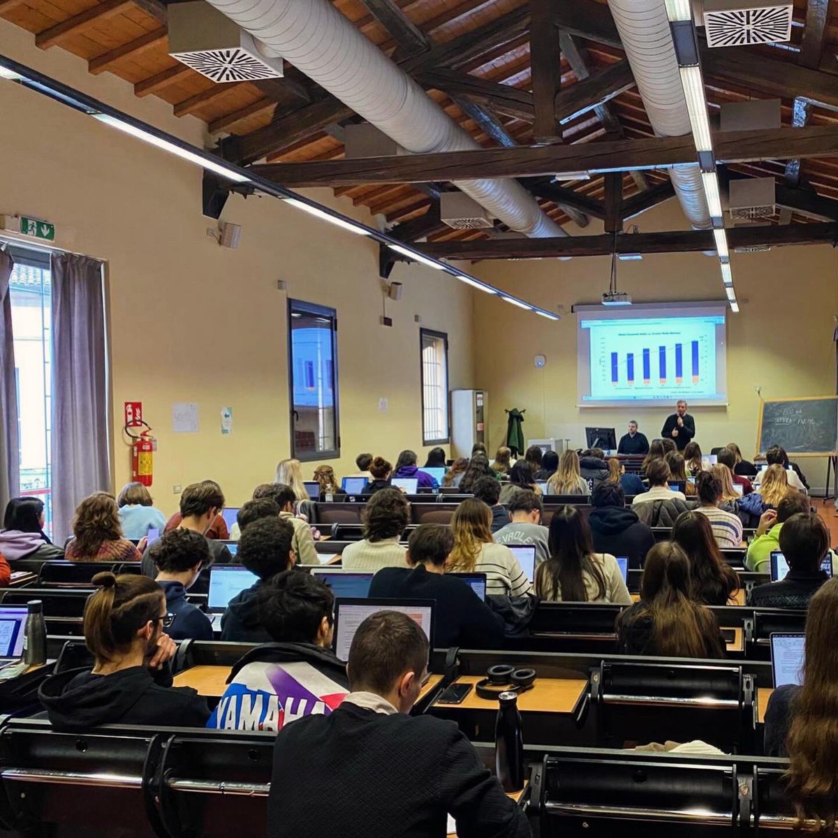 luca_barra's tweet image. Oggi, al corso di Culture della produzione tv, con @nonsischerzapiu abbiamo discusso di creator, di rivoluzioni e della prosecuzione del piccolo schermo con altri mezzi, di processi creativi e modelli di business di chi fa video, di newsletter e dell’algoritmo di TikTok. #incom