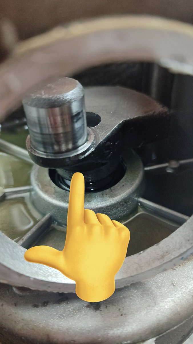 Прывезлі ў рамонт 1-паршневы кампрэсар. Згарэў рухавік і трэба яшчэ замяніць сальнік, бо цячэ масла. Дык вось гэты, так званы, каленвал мяне сёння выбесіў, так і не зняў. Заўтра бяру зварку і буду рабіць на ім бурты пад з'ёмнік, бо на ім зачапіцца няма за што.