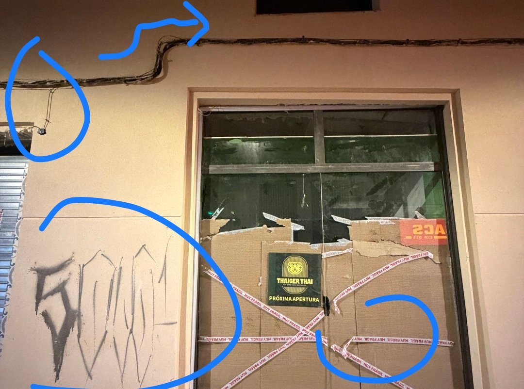 FetucciniBro's tweet photo. @amiplim Molt a comentar a la foto,un altre tailandès ja no és notícia. 1. Cable truculent serpentejant la paret per art de màgia. 2. Ojo empalme a la porta del costat amb un sensor misteriós. 3. Graffiti matemàtic: 5000 elevat a 1. I 4. Cinta muy frágil a la porta...una senyal al negoci? https://t.co/VtLw8CFiW6