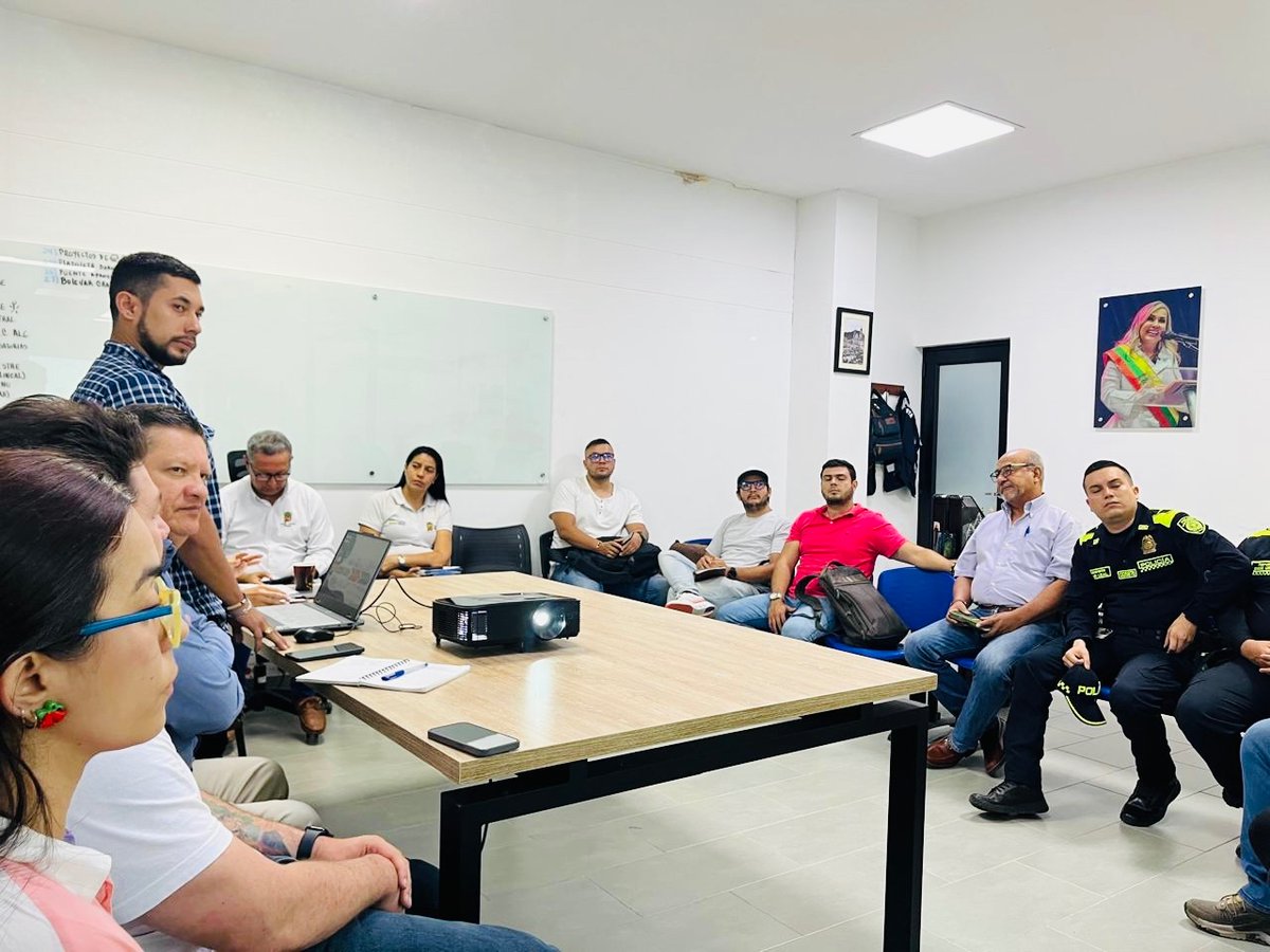 gestoraibague's tweet photo. Seguimos construyendo lo que será el ‘Pueblito Tolimense’. Llegamos a la cuarta mesa de socialización con la comunidad, líderes y @PoliciaColombia. @johanaaranda_ https://t.co/AmMzuFRaiq