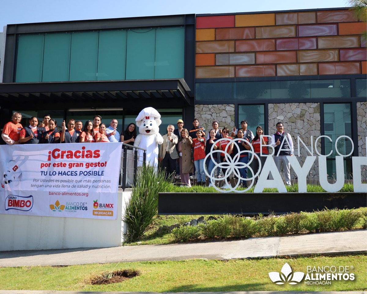 bamxMichoacan's tweet photo. 🥖Agradecemos profundamente a @Grupo_Bimbo por su donación de 2,500 piezas de pan, equivalentes a 1,550 kg, recibidas el 19 de noviembre.

Una entrega que no solo llenó de alimento nuestras bodegas, sino también de sonrisas, gracias a la visita del querido Osito Bimbo 🐻✨ https://t.co/wX4Fdku4IB