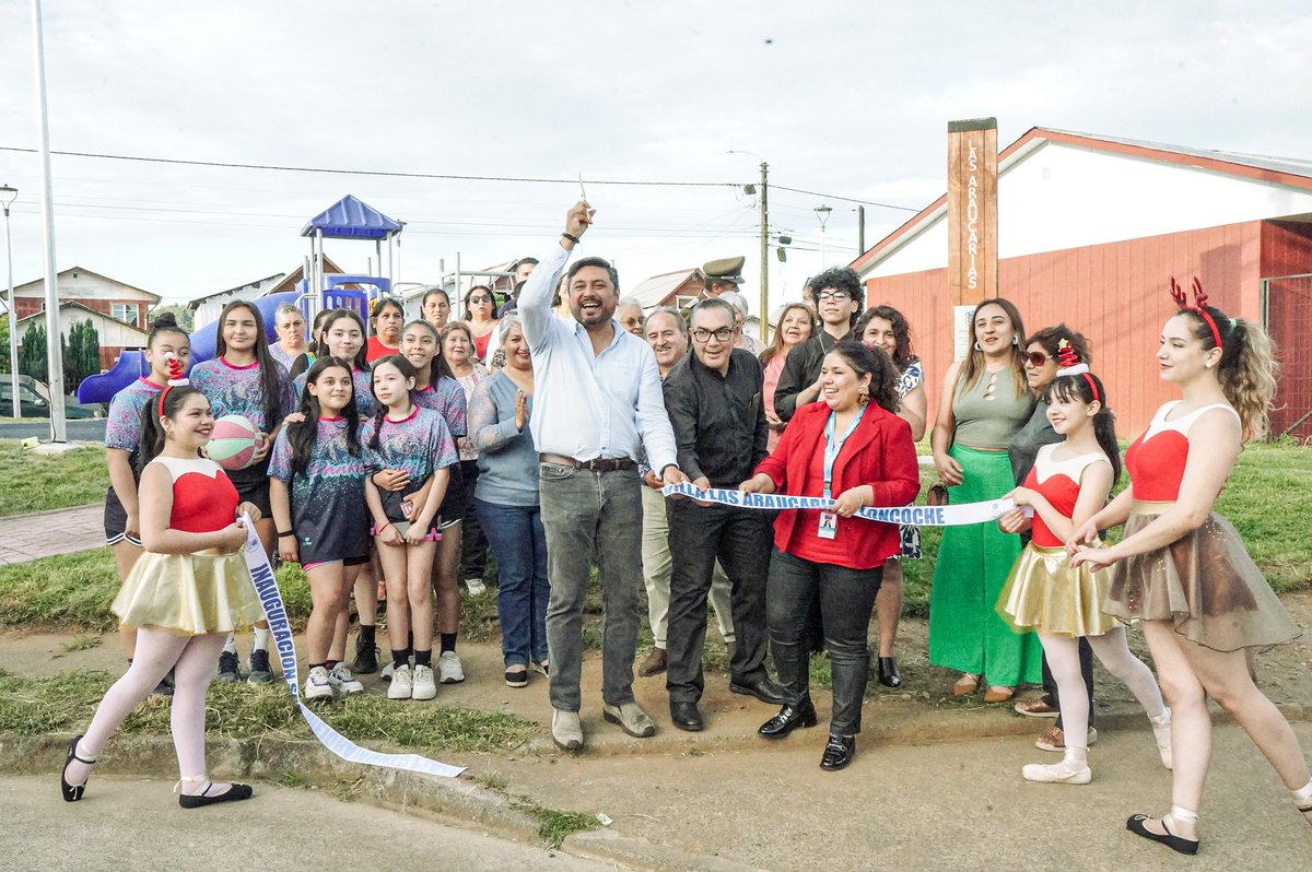 subdere_AR's tweet photo. Inauguramos la renovada plaza de Villa Las Araucarias en Loncoche 🌳. Esta inversión responde a una demanda histórica de la comunidad para mejorar la seguridad y fomentar el encuentro y la vida al aire libre. https://t.co/V1M8FTAdpO