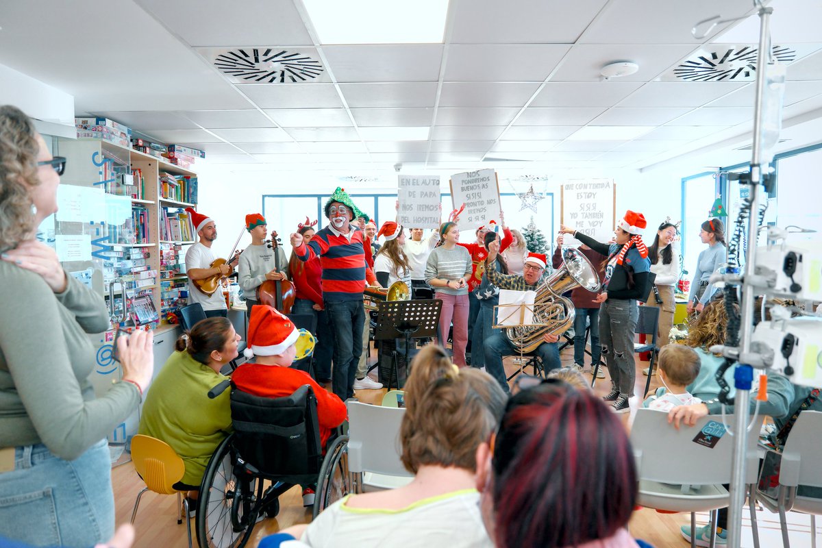 HospitalUVRocio's tweet photo. 🥰 Celebramos la fiesta de Navidad de nuestra Escuela del Hospital Infantil 🎅🎄 Nuestros pequeños pacientes han disfrutado de un desayuno navideño y actuaciones musicales.

Todo por llevar la magia de estas fiestas también al hospital 🏥 💚.

#humanizahuvr https://t.co/QCPr7k51Zm