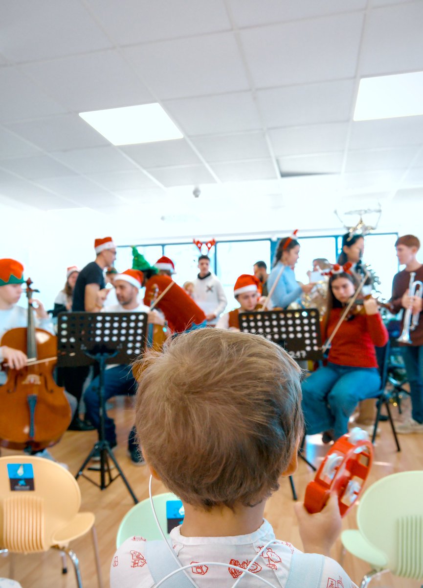 HospitalUVRocio's tweet photo. 🥰 Celebramos la fiesta de Navidad de nuestra Escuela del Hospital Infantil 🎅🎄 Nuestros pequeños pacientes han disfrutado de un desayuno navideño y actuaciones musicales.

Todo por llevar la magia de estas fiestas también al hospital 🏥 💚.

#humanizahuvr https://t.co/QCPr7k51Zm