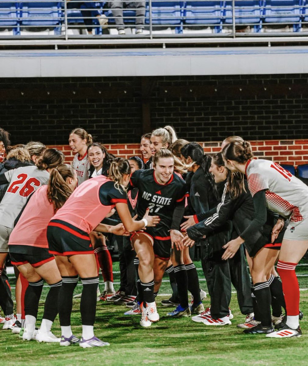 G2CollegeSoccer's tweet image. 📸 | A great photo from the Fall season of Go 2 College Soccer client Mackenzie Smith at NC State.

We already can’t wait for the Fall 2026 season!!

#Go2Community
#CollegeSoccer
#Proud

🇬🇧⚽️🇺🇸🔥
