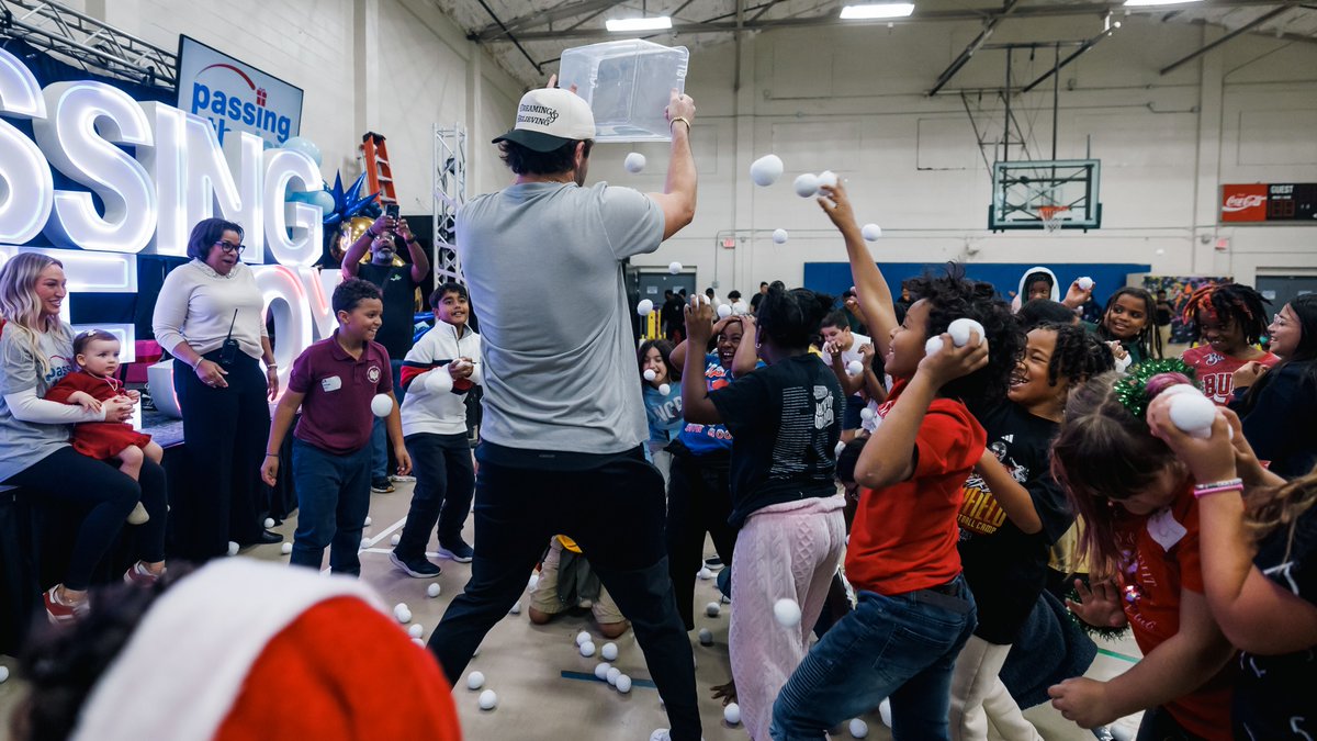 Buccaneers's tweet image. What it's all about ♥️

In addition to "Passing the Joy" @bemayfieldfdn provided gift cards for the kids to pass the joy along to others 🥹🎁

1 repost = 1 #WPMOYChallenge vote for @bakermayfield