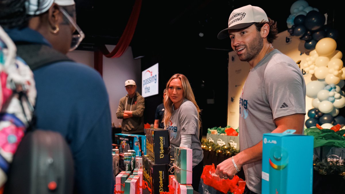 Buccaneers's tweet image. What it's all about ♥️

In addition to "Passing the Joy" @bemayfieldfdn provided gift cards for the kids to pass the joy along to others 🥹🎁

1 repost = 1 #WPMOYChallenge vote for @bakermayfield