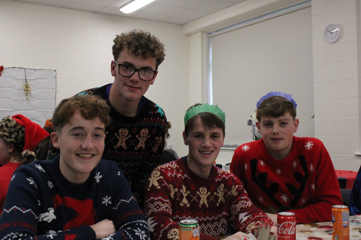 ComeraghCollege's tweet photo. Yesterday, our 6th years had their annual Christmas Dinner and had a surprise visitor delivering selection boxes 🎅🏻.  Thanks to everyone who helped put the day together and to Evelyn and all the ladies in the canteen who were the Head Christmas Chef's🌟 @TipperaryETB https://t.co/aAQSIQVyA0