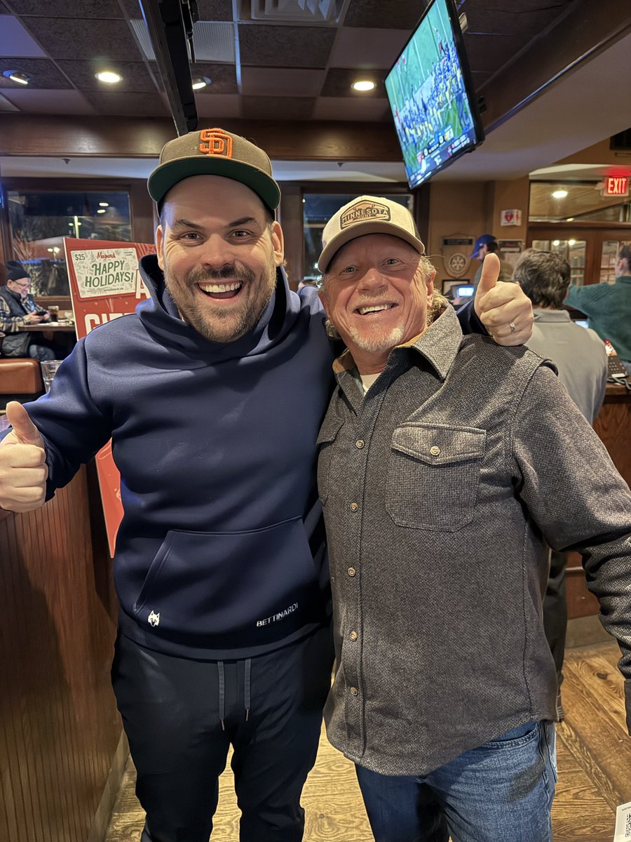 4MichaelBarrett's tweet photo. Had the pleasure of meeting @MeatSauce1 at dinner last night at Maynard’s. Super nice guy. And got to play @InitialsGame as a bonus. Loved the format for the game. And Sauce did a great job. https://t.co/7LtLggAlal