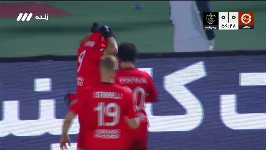 مهدی ترابی بعد از سوپرگلی که به پرسپولیس زد، به احترام هواداران تیم سابقش خوشحالی نکرد و اينجوری پیراهنش رو کشید روی سرش

عزت و محبوبیت آدم‌ها به میزان فهم، ادب و احترامشونه؛ کاش اونایی که با فحاشی و جنجال دنبال توجه کاذب و زودگذر هستن هم این رو می‌فهميدن!