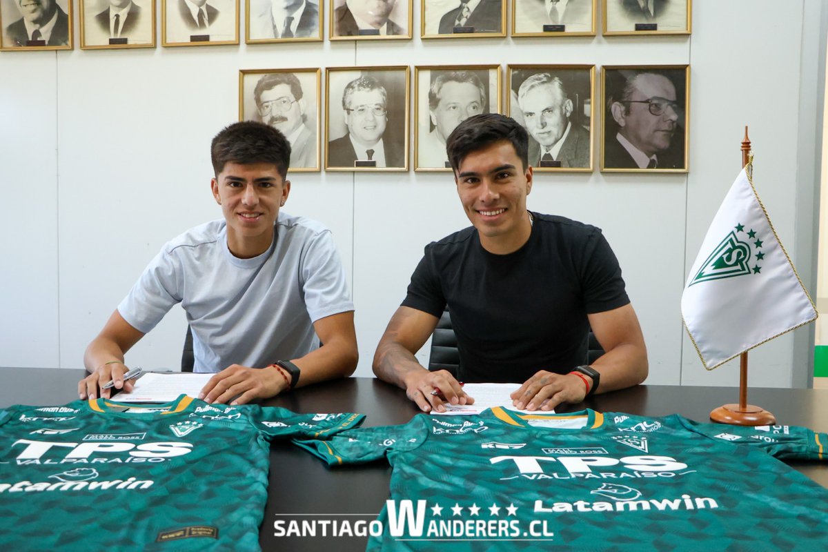 swanderers's tweet photo. ¡Los Villarroel se ponen una vez más la VERDE! 🤩💚 Martín y Cristobal serán parte del plantel 2026. Acompañados por el gran Moisés Villarroel, ambos canteranos sellaron su incorporación, Martín en su regreso a SW y Cristobal con su primer contrato profesional 
#HistoriaViva 👏 https://t.co/P6egTdH8Ie