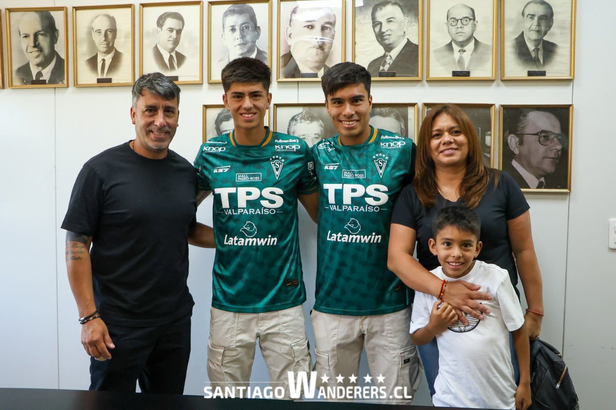swanderers's tweet photo. ¡Los Villarroel se ponen una vez más la VERDE! 🤩💚 Martín y Cristobal serán parte del plantel 2026. Acompañados por el gran Moisés Villarroel, ambos canteranos sellaron su incorporación, Martín en su regreso a SW y Cristobal con su primer contrato profesional 
#HistoriaViva 👏 https://t.co/P6egTdH8Ie