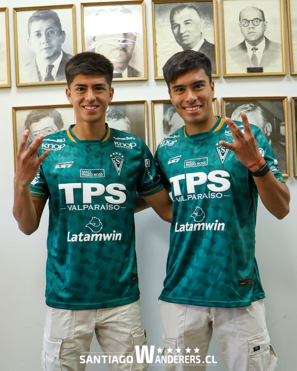 swanderers's tweet photo. ¡Los Villarroel se ponen una vez más la VERDE! 🤩💚 Martín y Cristobal serán parte del plantel 2026. Acompañados por el gran Moisés Villarroel, ambos canteranos sellaron su incorporación, Martín en su regreso a SW y Cristobal con su primer contrato profesional 
#HistoriaViva 👏 https://t.co/P6egTdH8Ie