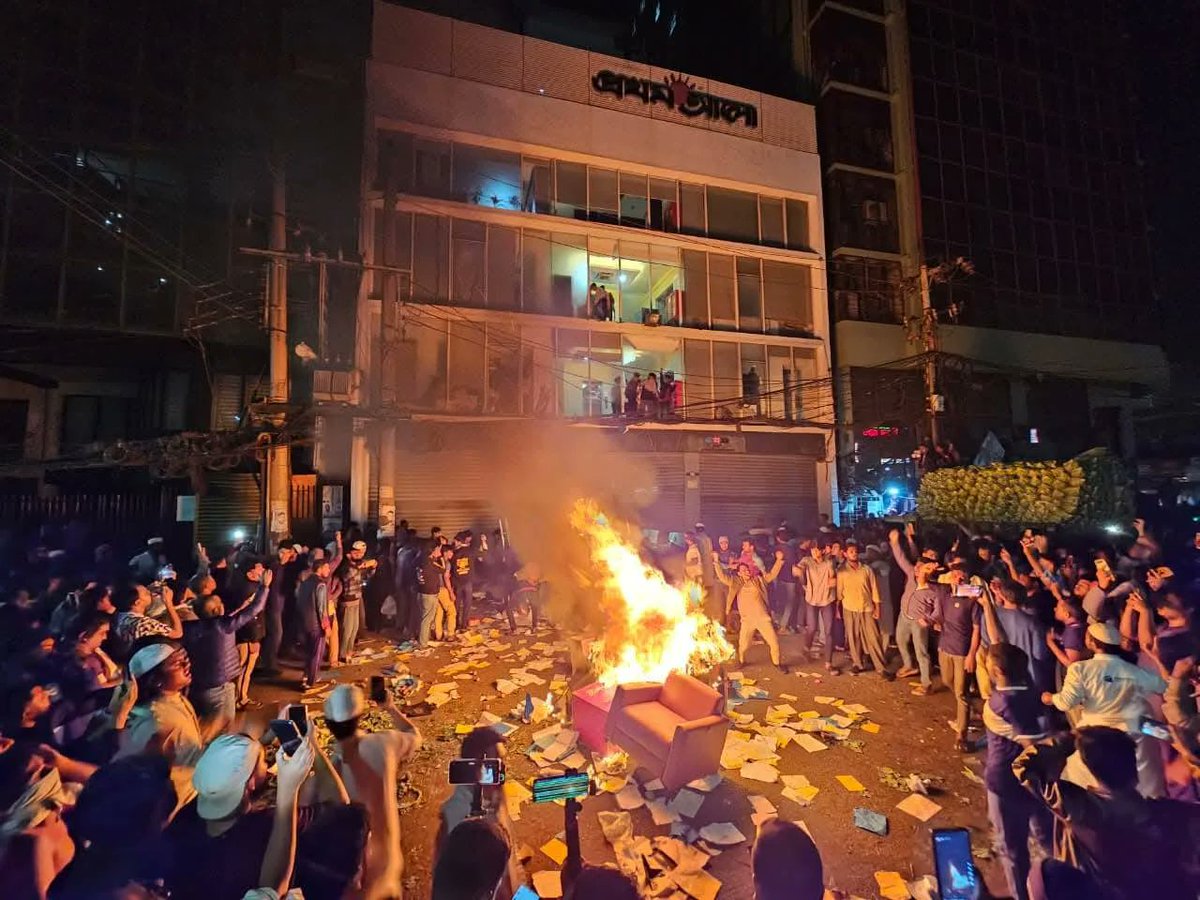 Miraz8395's tweet photo. Angry protesters set the Daily Star office on fire in the early hours of Friday (19 December), following the vandalism of a Prothom Alo building, as unrest over the death of Inqilab Mancha spokesperson Sharif Osman Hadi continues to escalate. https://t.co/UyLaPy86Kb