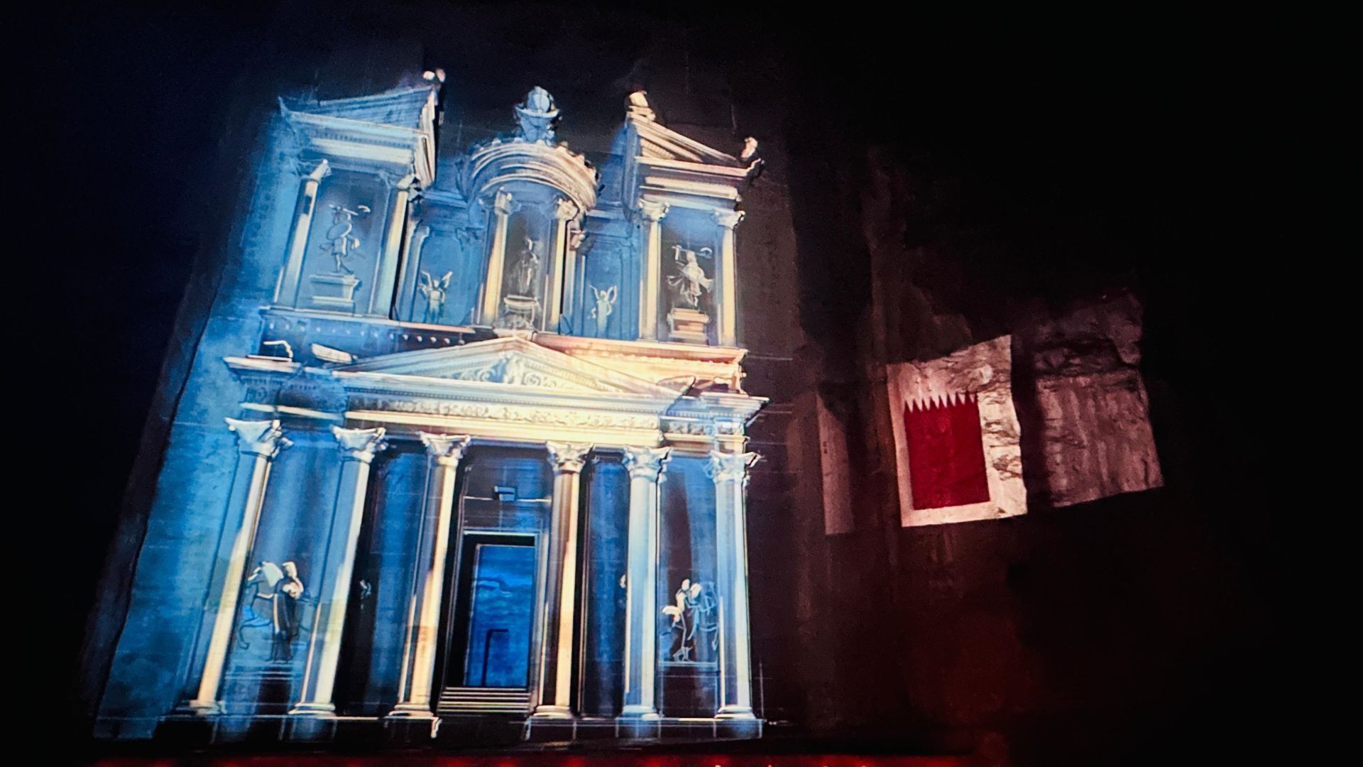 سلطة إقليم البترا تضيء الخزنة بالعلم القطري بمناسبة اليوم الوطني لدولة قطر #قطر 