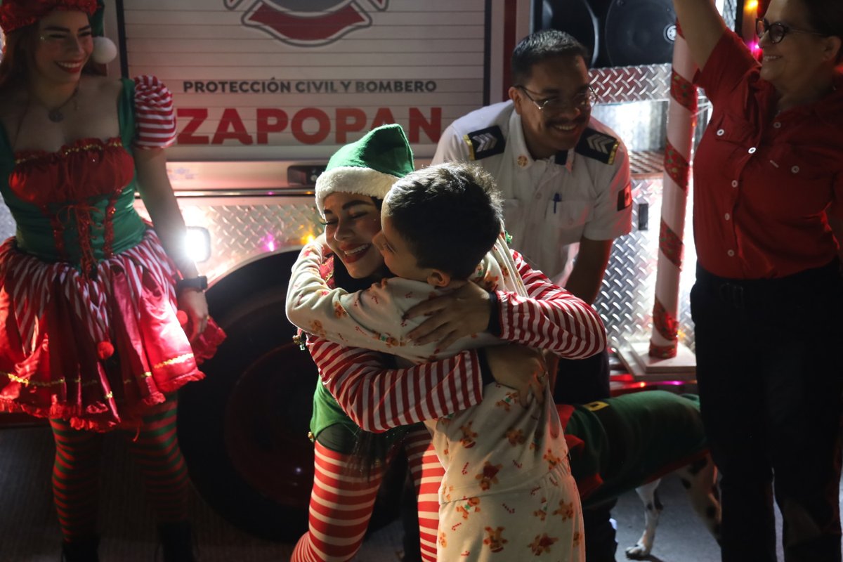 UMPCyBZ's tweet photo. Con Santa, el mono de nieve y las duendecitas llenamos de alegría las calles de #Base4, repartiendo sonrisas y bolos entre las niñas y niños. 🚒🎅🏻🍬
🧵 https://t.co/MoVc8JADbl