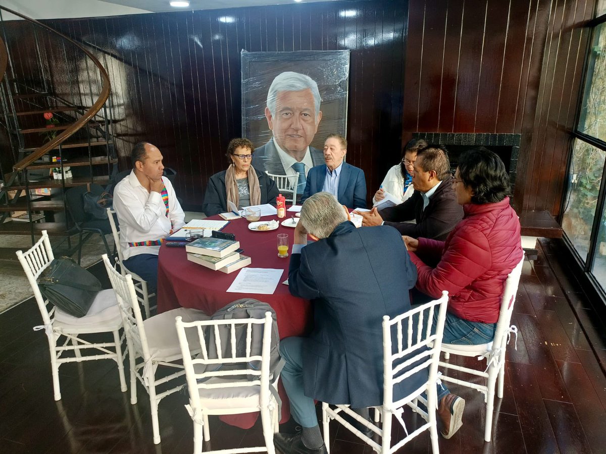 RevistaElArenal's tweet photo. Este jueves se reunió la Comisión encargada de coordinar el “Encuentro de los Movimientos Sociales hacia una Alianza Estratégica con MORENA”, Algunos de los integrantes son: @diazpol, Alejandro Robles, @BerthaLujanMx @GyvesLeopoldo, embajador de @EmbaVenMexico, entre otros. https://t.co/ydchQfAge4