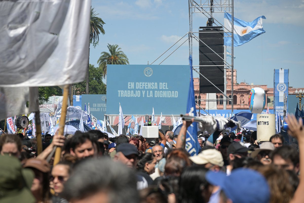 Kicillofok's tweet image. Acompañamos la movilización convocada por las centrales sindicales contra la reforma laboral que el Gobierno nacional busca disfrazar de modernización, pero que no tiene un solo elemento en favor de los trabajadores y solo empeora sus condiciones laborales.

Todos los días vemos…