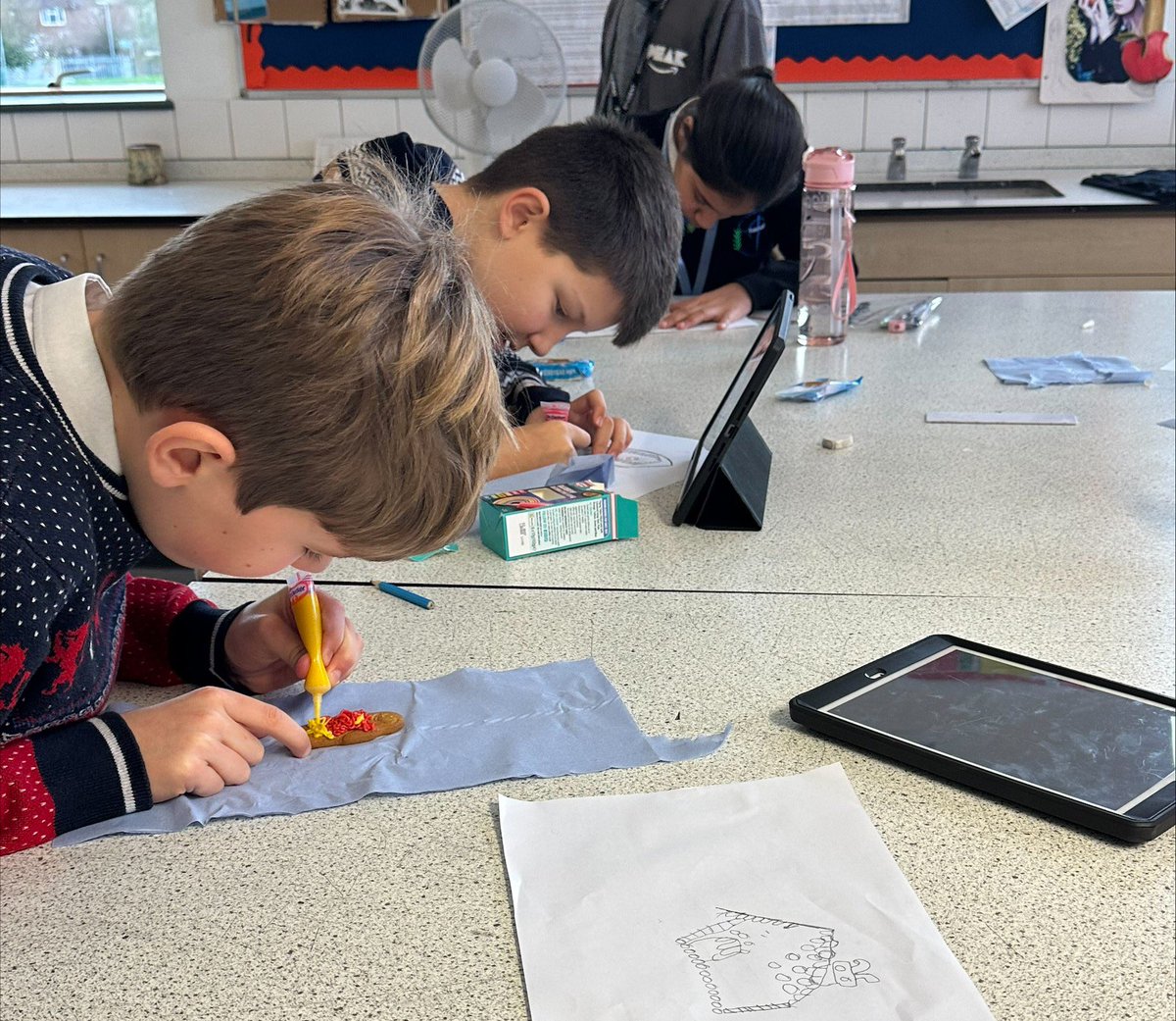 asadunstable's tweet photo. Yesterday our students were involved in a Christmas enrichment day. Activities included; decorating gingerbread biscuits, designing Christmas decorations and making crackers and bath bombs. Students and staff also enjoyed a Christmas dinner to celebrate. Great fun was had by all! https://t.co/LypCp6L2O9