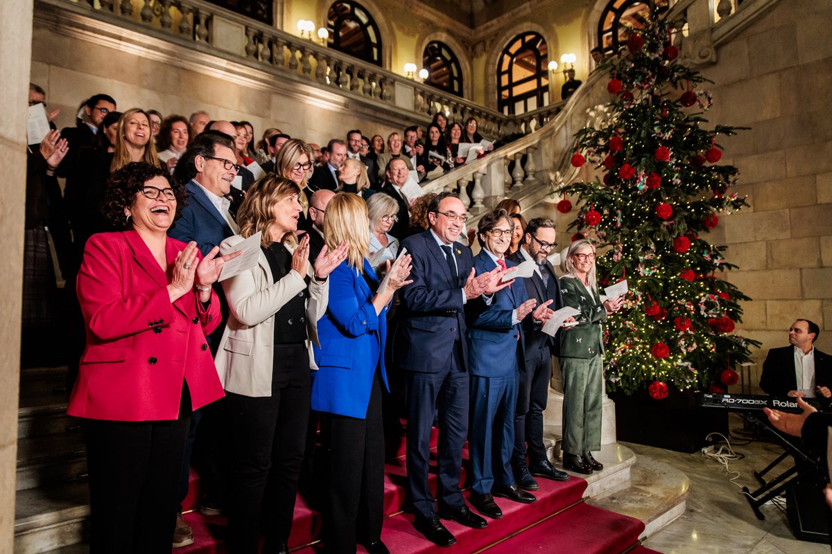 📸En acabar el ple els diputats s'han desitjat bones festes amb una cantada de nadales a l'escala d'honor