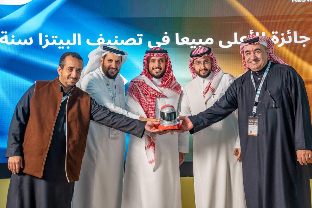 ضمن جهود دعم وتمكين قطاع المطاعم، أُقيم حفل تكريم أعلى منتج مبيعًا لعام 2025 بتنظيم جمعية ملاك المطاعم وبالتعاون مع جاهز، لتكريم المطاعم والعلامات التجارية التي حققت أعلى المبيعات خلال العام، استنادًا إلى بيانات الطلبات عبر تطبيق جاهز.

وشمل الحفل تكريم فئات البرجر، الشاورما،