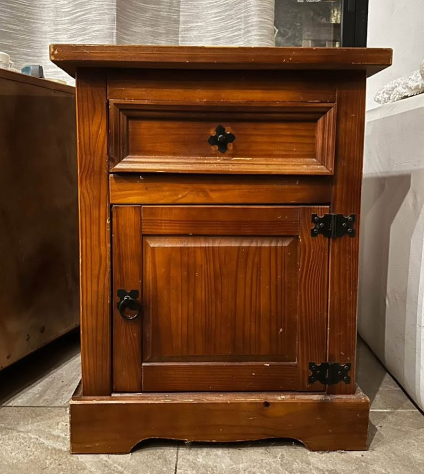 Se venden por mudanza, 2 mesas de luz de madera maciza 2000$ c/u. 

Mvd-UY 

Si le interesa: responda este post. 
Si no le interesa, haga RT.