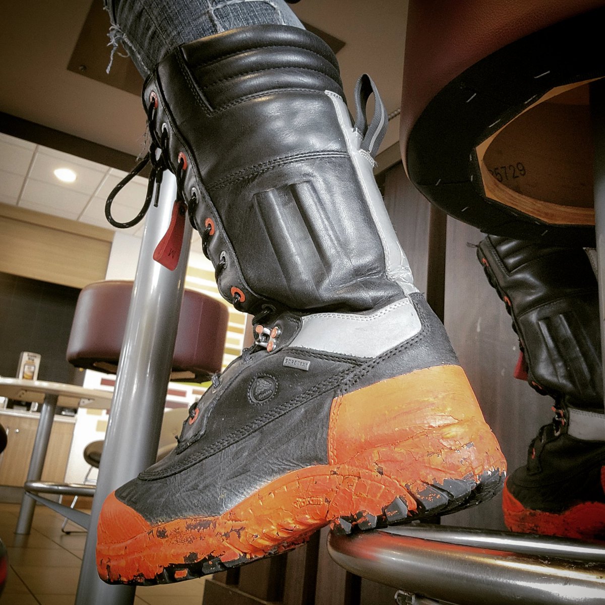 LightstormN's tweet image. Love these boots so much. I'm so very thankful for the friend who introduced me to them long ago. You could say he was a bad influence, but in the best way 🤣🤣
#boots #bootporn #bootsaddict #leatherboots #tacticalboots #tallboots #bootsoles #bakugoboots #blackboots