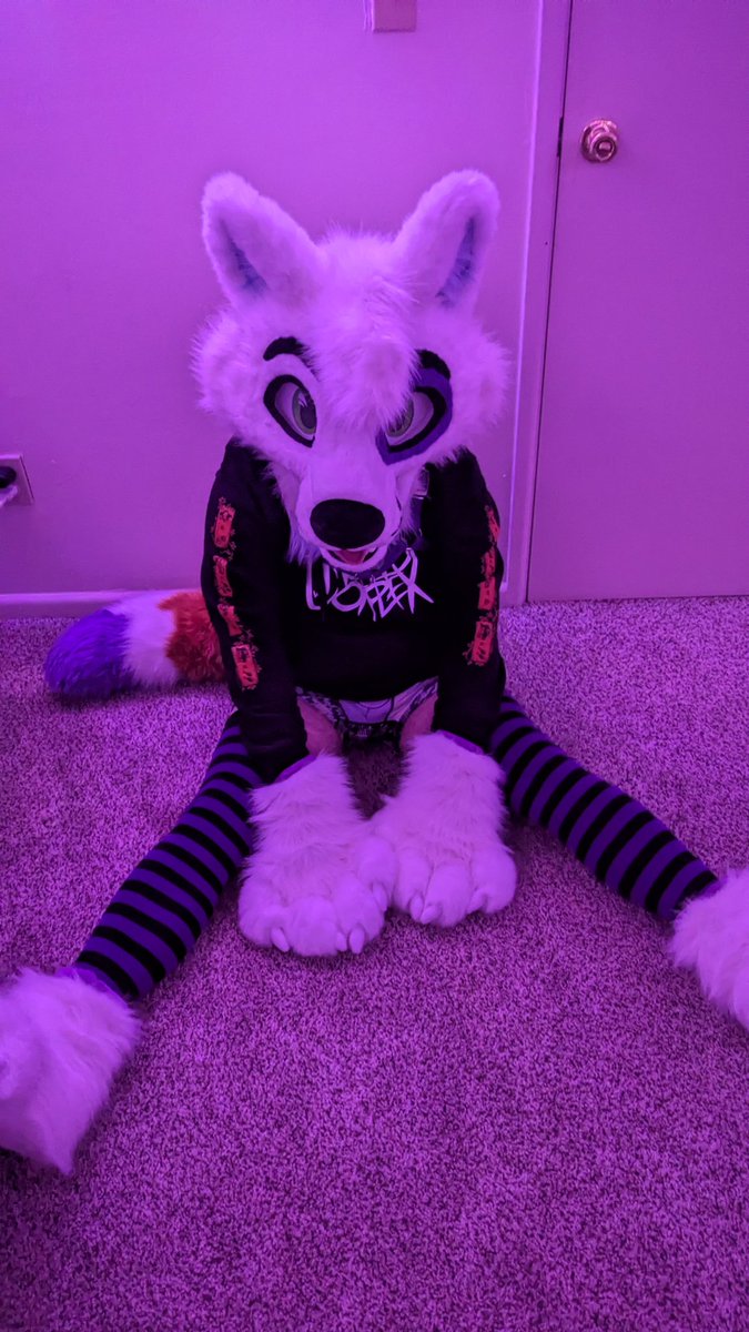 dorkdookie's tweet photo. someone come give the puppy a tug~ https://t.co/8Yg06y8XzM