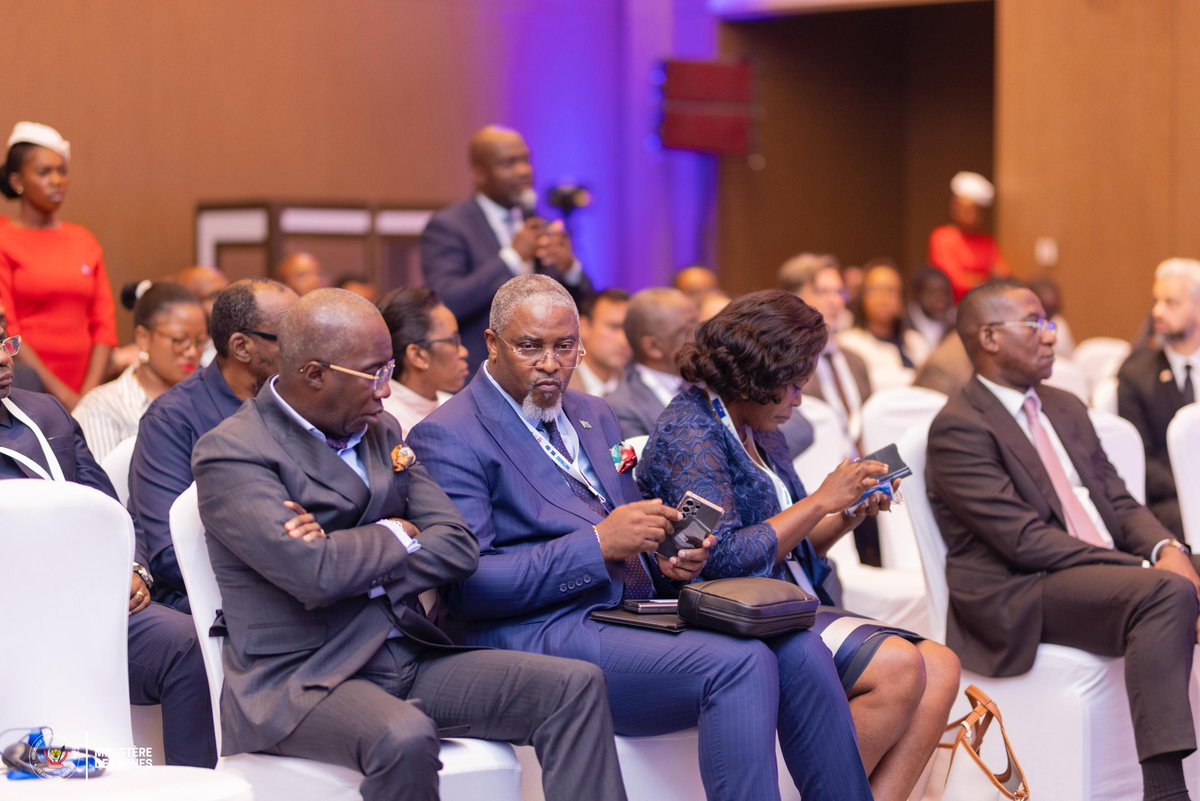 MinMinesRDC's tweet photo. #RDC_MINES | 18.12.2025
Poursuivant sa journée chargée, Son Excellence Monsieur @LouisWKabamba, Ministre des Mines de la République Démocratique du Congo, a également pris part, ce 18 décembre 2025, à Kinshasa, à la Journée de Réflexion de haut niveau organisée par la Chambre de Commerce Américaine en RDC (AmCham RDC), sous le Haut Patronage de Son Excellence Monsieur le Président de la République, Félix Antoine TSHISEKEDI TSHILOMBO, en collaboration avec l’Ambassade des États-Unis d’Amérique en RDC.

Placée sous le thème :
« Partenariat RDC–USA : défis, opportunités et nouvelles dynamiques d’investissement dans un contexte de stabilisation régionale »,
cette rencontre a réuni des autorités gouvernementales, des représentants diplomatiques, des investisseurs ainsi que des acteurs clés du secteur privé.

Invité en qualité de panéliste, le Ministre des Mines est intervenu lors du Panel 2, intitulé ::
« Débloquer le potentiel économique de la RDC : infrastructures, innovation et secteurs prioritaires pour les investisseurs américains ».

À cette occasion, Son Excellence Monsieur le Ministre a mis en lumière les réformes engagées dans le secteur minier, les opportunités d’investissement responsable, ainsi que le rôle stratégique des infrastructures, de l’innovation et de la bonne gouvernance dans la valorisation durable des ressources minières de la RDC. Il a également réaffirmé l’engagement du Gouvernement à améliorer le climat des affaires et à renforcer le partenariat stratégique entre la RDC et les États-Unis d’Amérique.