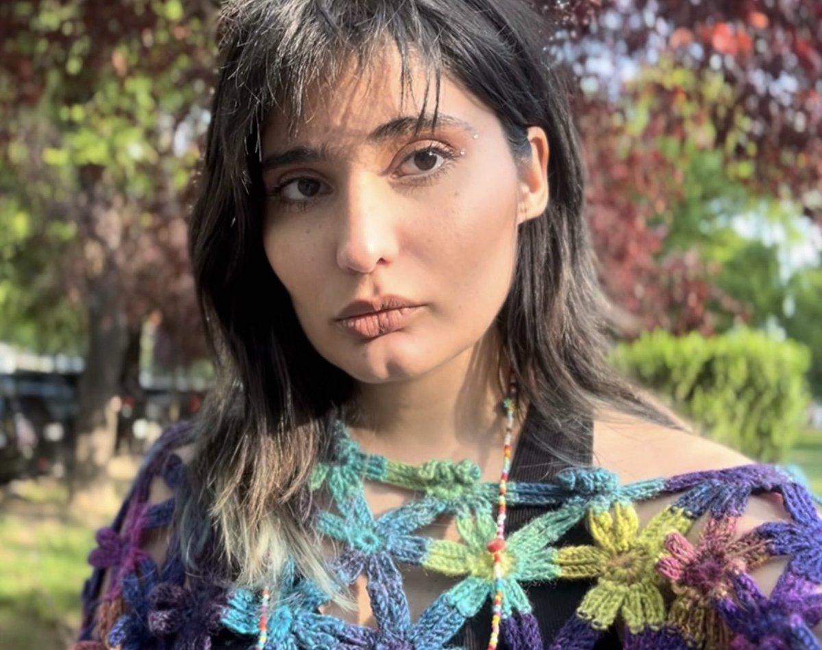 Я скромная. Не добиваюсь мальчиков. И, если честно, довольно хитрая. Люблю быть простой: смеяться с друзьями – искренне, без пафоса и натянутых улыбок. Добрая. Страстная. Я не люблю виски, карамель и мини-юбки. Зато люблю вещи с тегом NY, теплые пледы и сладкий чай.