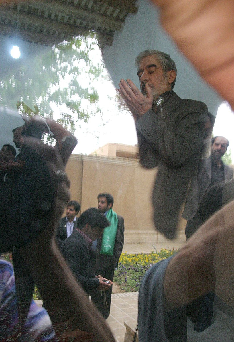 majidazarpey's tweet photo. بعضی انسان‌ها را تاریخ نه با سال‌شمار تولد و مرگ،
که با میزان ایستادگی‌شان به یاد می‌آورد.
#میرحسین_موسوی از همان تبار است؛
آنان که زمان، دیر یا زود، به نفع‌شان شهادت می‌دهد...

پ‌ن:
عکس از برادر عزیزم #محمد_برنو 
@MohammadBerno https://t.co/Zcq1DTrgL5