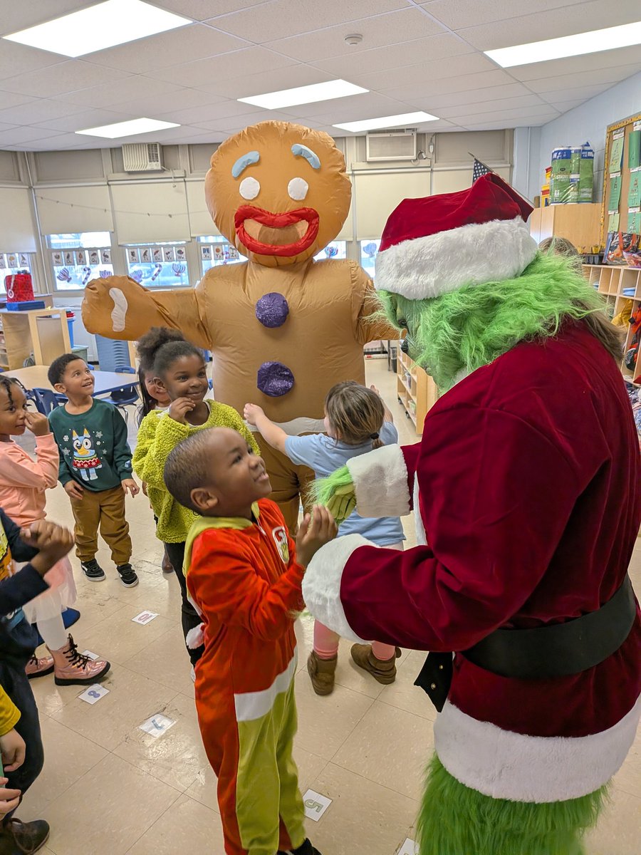 rivanisik's tweet photo. We had some visitors at DAS today 🎄🎁 🐝 @PalmyraProud #grinch&amp;son #gingie https://t.co/jzlwmRaWzc