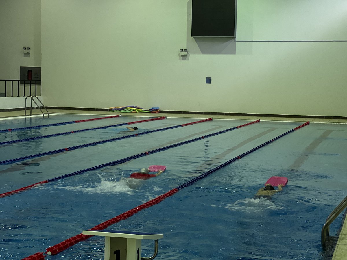 🏊 في يومه الرابع، يواصل برنامج الرياضة المجتمعية تحقيق أهدافه بتنشيط الرياضة المجتمعية، من خلال لعبة السباحة.