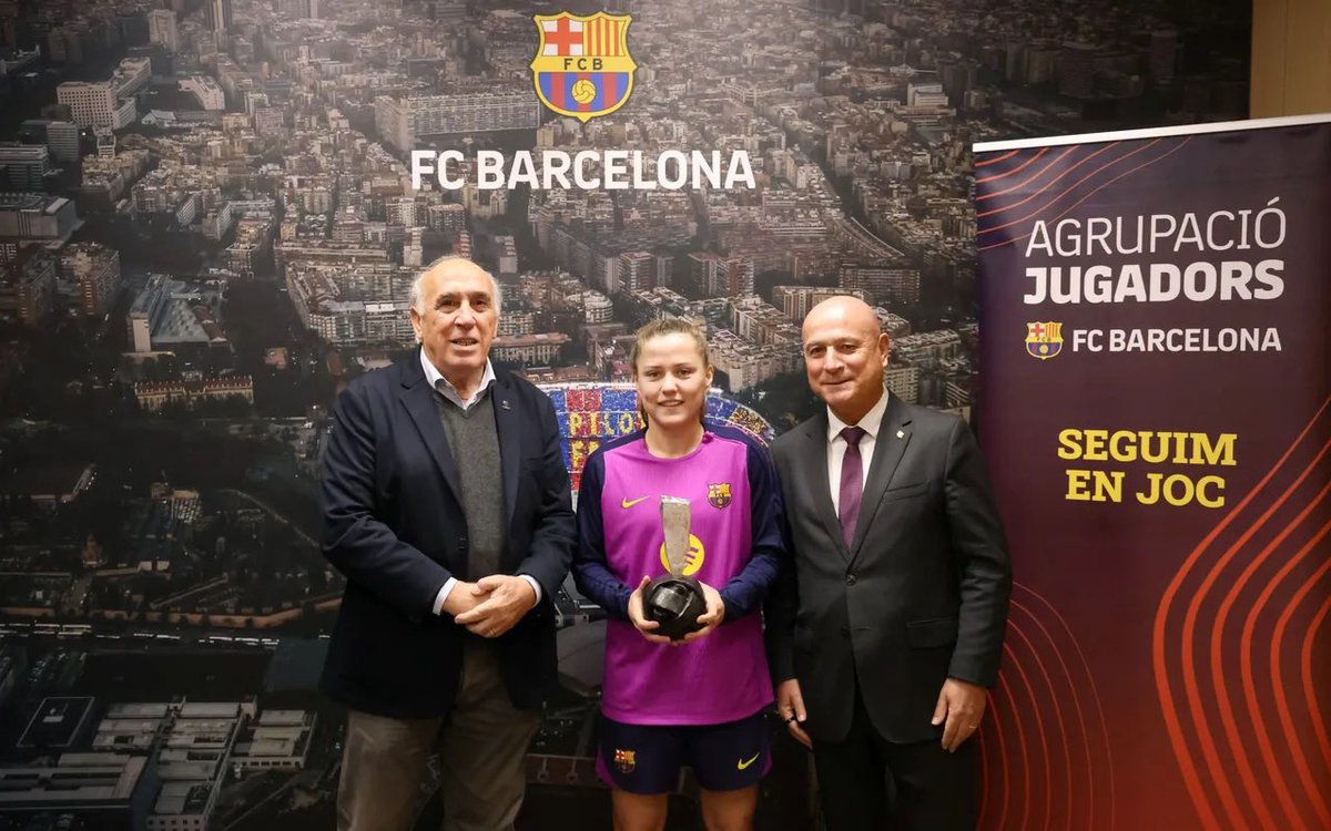 Pedri i Claudia Pina han rebut el Premi Barça Jugadors, distinció que atorga anualment l' <a href="/FCBjugadors/">FCB Jugadors</a> en reconeixement al compromís amb el Club i amb la societat, així com el respecte cap a les aficions, equips rivals i els àrbitres. Felicitats!! 💙❤️