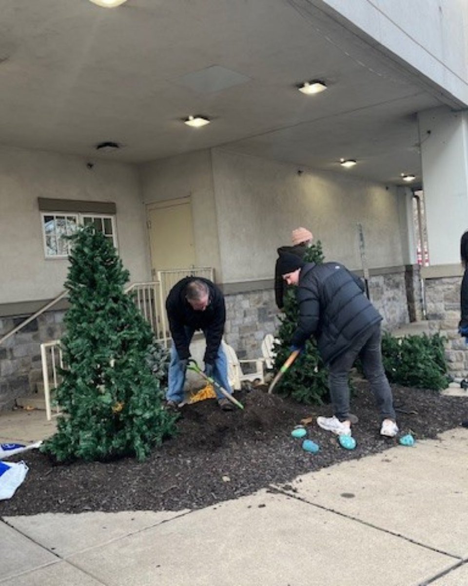 UnivestCorp's tweet photo. Members of the #UnivestFamily helped brighten the holiday season for families staying at @RMHCPhilly house. Learn how you can support their mission to create a community of comfort and hope for families facing medical challenges here: https://t.co/W39xgbMKNh 🍟🌟#CommittedToLocal https://t.co/QnTzuIMRtm
