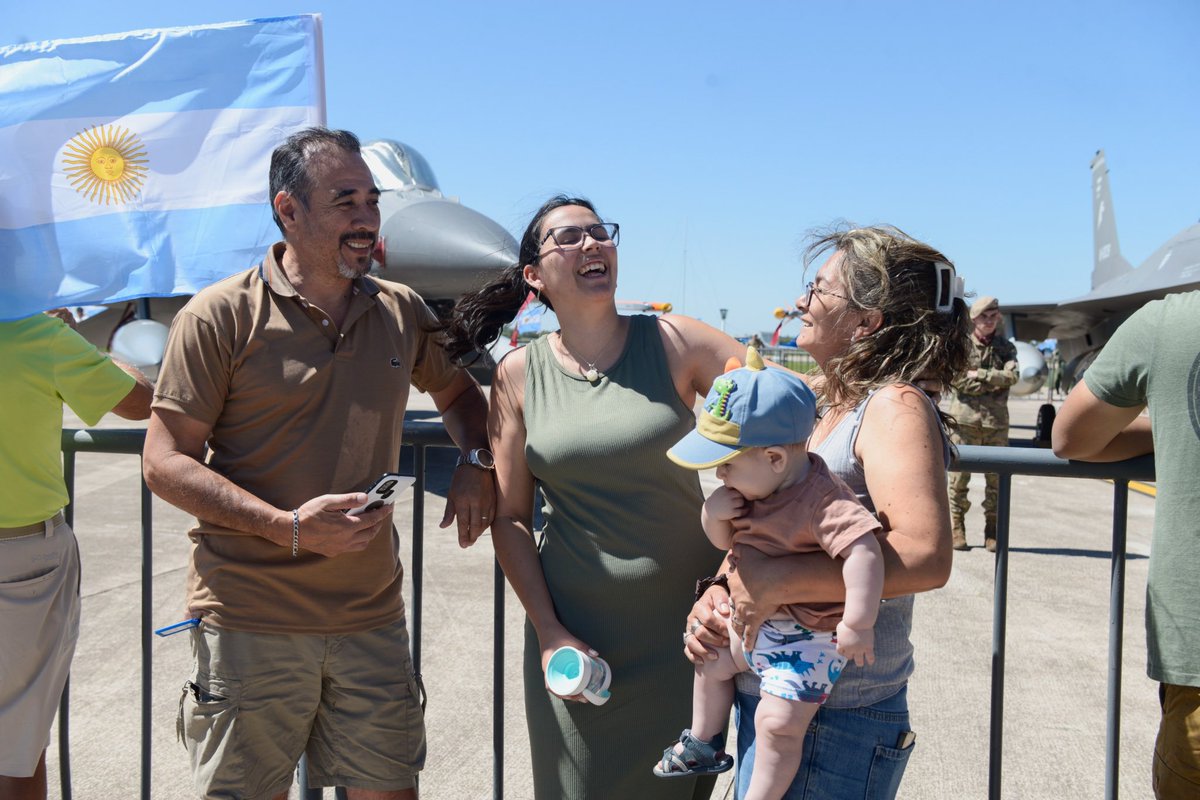 Nuestra @fuerzaaerea_arg abrió las puertas del Área de Material Río IV, en Córdoba, y los argentinos pudieron conocer de cerca los nuevos F-16 que llegaron al país hace apenas unos días. 

Familias, chicos y grandes vivieron un día increíble recorriendo el circuito de muestra