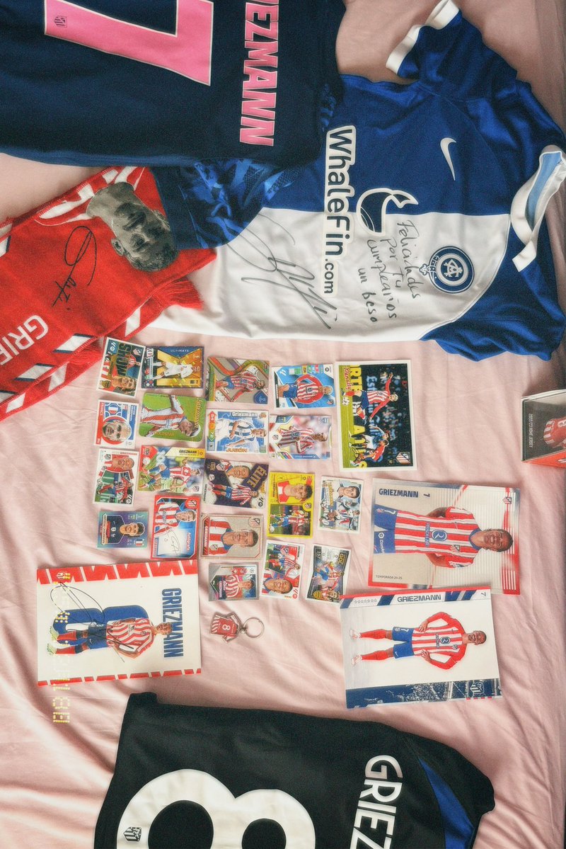 Si algún día ponéis una sala de <a href="/AntoGriezmann/">Antoine Griezmann</a> en el museo ya sabéis a quien llamar… lo único que me falta la camiseta de este año para acabar la colección… me ayudáis? 🤪 <a href="/Atleti/">Atlético de Madrid</a>