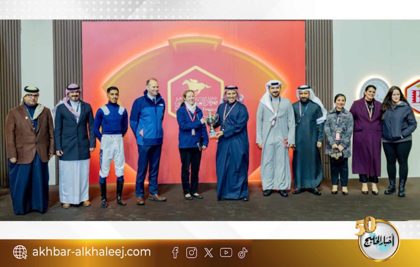 وزير الإعلام يتوّج الفائز في سباق كأس العيد الوطني لسباق الخيل.. ويؤكد: الفروسية أحد مرتكزات الهوية البحرينية وموروثها العريق #البحرين 