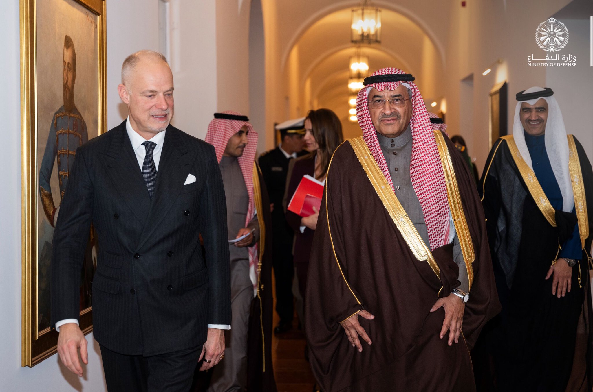 وفد من وزارة الدفاع يزور المجر لبحث فرص التعاون العسكري. زار وفد من وزارة الدفاع برئاسة وكيل الوزارة للمشتريات والتسليح إبراهيم السويد ومشاركة ممثلين عن الهيئة العامة للصناعات العسكرية والهيئة العامة للتطوير الدفاعي، جمهورية المجر، لبحث فرص التعاون الدفاعي والعسكري 