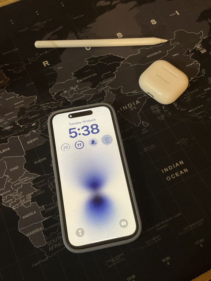 girisimcihisler's tweet photo. iPhone’una bir servet ödedin ama onu sadece Alo demek ve sosyal medyada gezmek için kullanıyorsun.

Tebrikler, Ferrari’ye tüp taktırdın.

Apple Notlar uygulaması aslında ücretsiz bir İkinci Beyin!

İşte %99'un bilmediği, hayatını hackleyecek 7 gizli Apple Notlar özelliği:

1. Kendi Wikipedia’nı İnşa Et
Notlar arasında kaybolma devri bitti. Bir notun içindeyken ">>" (iki büyüktür) işaretini yapman yeterli. Anında diğer notlarına referans verebilir, düşüncelerini birbirine bağlayabilirsin. Burası senin dijital hafızan, onu dağınık bırakma.

2. CamScanner Aboneliğini İptal Et 
Dışarıdaki uygulamalara para ödemeyi bırak. Notlar uygulamasına basılı tut ve "Belge Tara" de. Yapay zeka köşeleri otomatik algılar, perspektifi düzeltir ve PDF yapar. Saniyeler içinde cüzdanındaki fişleri dijital arşivine at.

3. Sırlarını Devlet Sırrı Gibi Sakla
Bazı notlar sadece senin içindir. Şifreler, fikirler veya özel planlar... Notun üzerine gel, "Kilitle" seçeneğini kullan. Artık o nota sadece senin FaceID'n veya parmak izinle girilebilir. Meraklı gözlere kapıyı kapat.

4. Gizli PDF Dönüştürücü
Bunu Apple bile reklamlarında anlatmıyor. Bir notu PDF yapmak için "Paylaş" > "İşbirliği Yap" > "Kopyasını Gönder" yolunu izle.

Oradan "İşaretle" (Markup) dediğin an, notun tertemiz bir PDF'e dönüşür. Kaydet ve gönder. Profesyonellik detayda gizlidir.

5. Hesap Makinesini Unut
Matematiksel bir işlem yazdığında sonucu görmek için uygulamadan çıkmana gerek yok. Bakkal hesabı yapar gibi yaz: Kira 20.000 + Faturalar 3.000 =

Eşittiri koyduğun an sonucu (23.000) turuncu renkte sana gösterir. Para yönetimini buradan yap.

6. Takımını Yönet
Alışveriş listesi veya proje taslağı fark etmez. Notu paylaş ve izinleri ayarla. Karşı taraf bir maddeyi tiklediğinde veya değiştirdiğinde anında senin ekranına düşer.

Whatsapp'tan "Ne aldın?" diye sormak vizyonsuzluktur. Canlı takip et.

7. Klasör Ameleliğine Son Ver
Klasör içinde klasör açmak 2010'da kaldı. Notunun herhangi bir yerine Instagram'daki gibi "# iş", "# fikir" veya "# acil" yaz.

Sistem bunları otomatik olarak gruplar ve "Akıllı Klasörler" oluşturur. Aradığını saniyeler içinde bulamıyorsan, o bilgi çüptür. Etiketle ve yönet.

Cebindeki cihaz bir telefon değil, bir ofis. Onu hak ettiği gibi kullan.