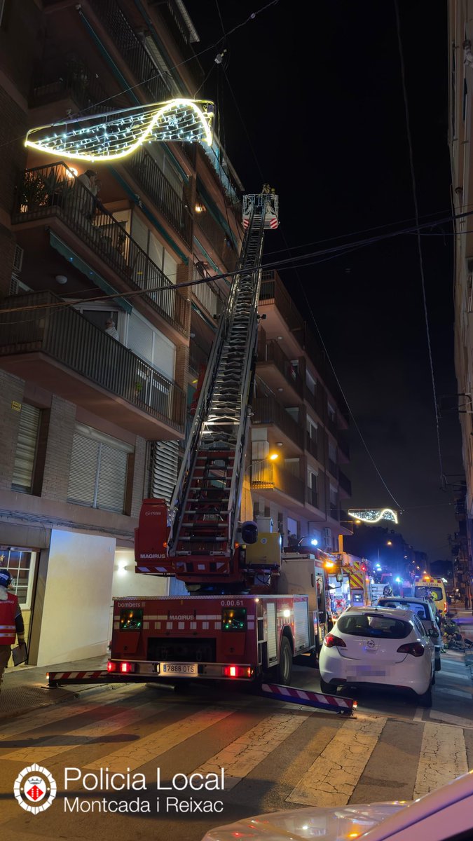 Incendi, al cap vespre, a una vivenda de #Montcada centre. Hi ha quinze persones assistides per <a href="/semgencat/">SEM. Generalitat</a> i una traslladada a centre hospitalari, tots ells per inhalació de fums. 

A hores d’ara <a href="/bomberscat/">Bombers</a> ja l’ha sufocat i esta valorant l’habitabilitat #PoliciaLocal