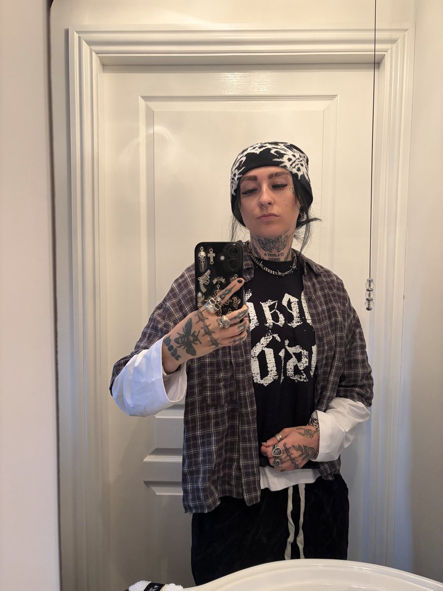 dems_jay's tweet image. My first post is obvi gonna be a thirst trap mirror selfie ? #wlw