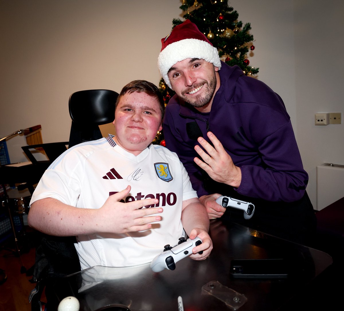 jmcginn7's tweet image. So important to give our time and realise that there are things much more important than football especially at this time of year. @Bham_Childrens and @AcornsHospice are two special places with great staff and inspirational patients 💜