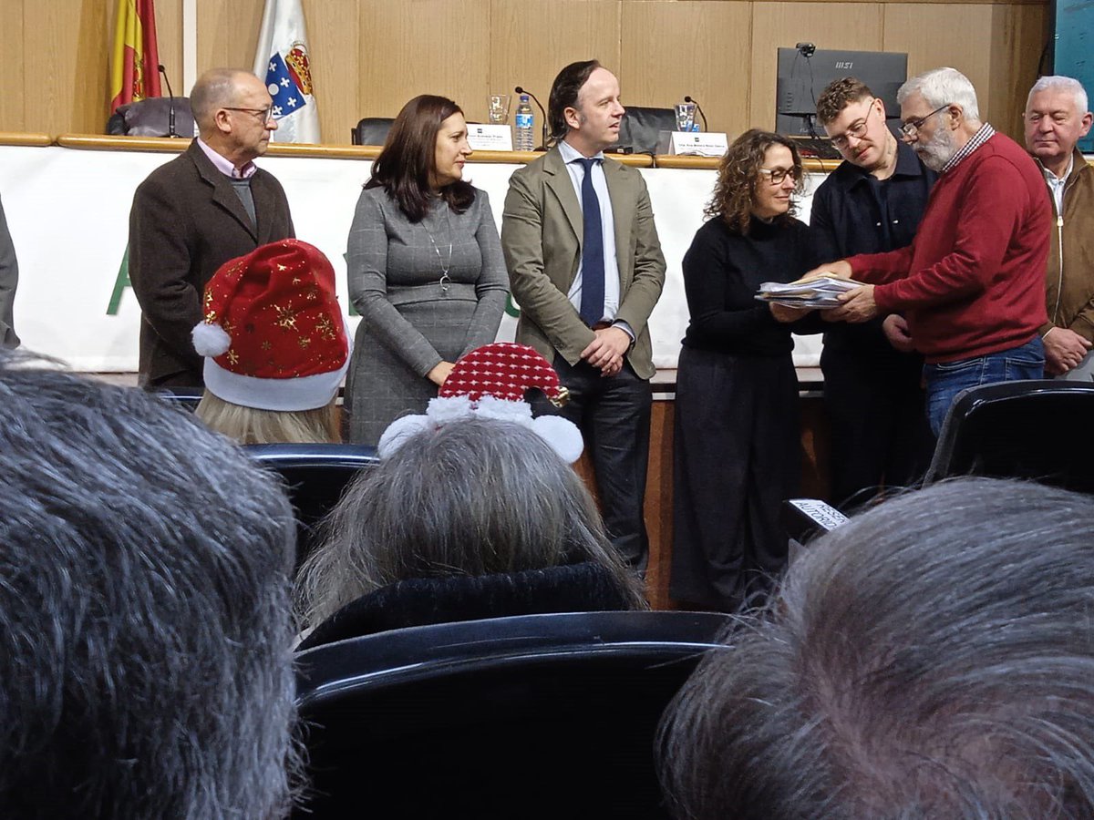 📜O grupo de veciños e veciñas de Lousame integrados na UNED Senior da Coruña recibiron da man do concelleiro de Seguridade Cidadá, Jose Antonio Ces, os diplomas do curso 2024-2025. Parabéns!!

#SomosLousame #UNEDSeniorCoruña #ruralgalego