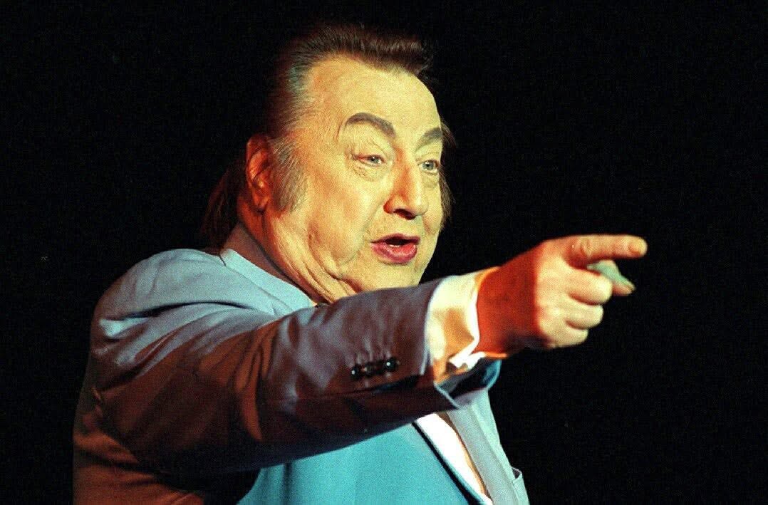 "Dernièrement, j'ai rencontré un monsieur qui se vantait d'être un imbécile.
Il disait:
- Je suis un imbécile!
Je lui ai dit:
- Monsieur ... c'est vite dit!
Tout le monde peut dire :
"Je suis un imbécile!"
Il faut le prouver!
Il m'a dit:
- Je peux!
Il m'a apporté les preuves de